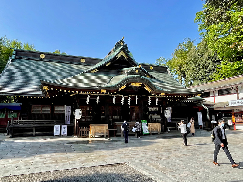 参拝してから仕事へ向かう人たちの写真