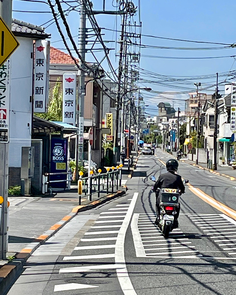 鎌倉街道の先に富士山が見えた写真