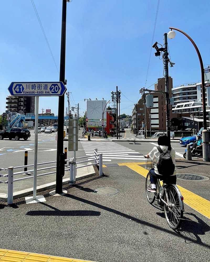 鎌倉街道は前方茶色と赤色のビルの間を通る写真