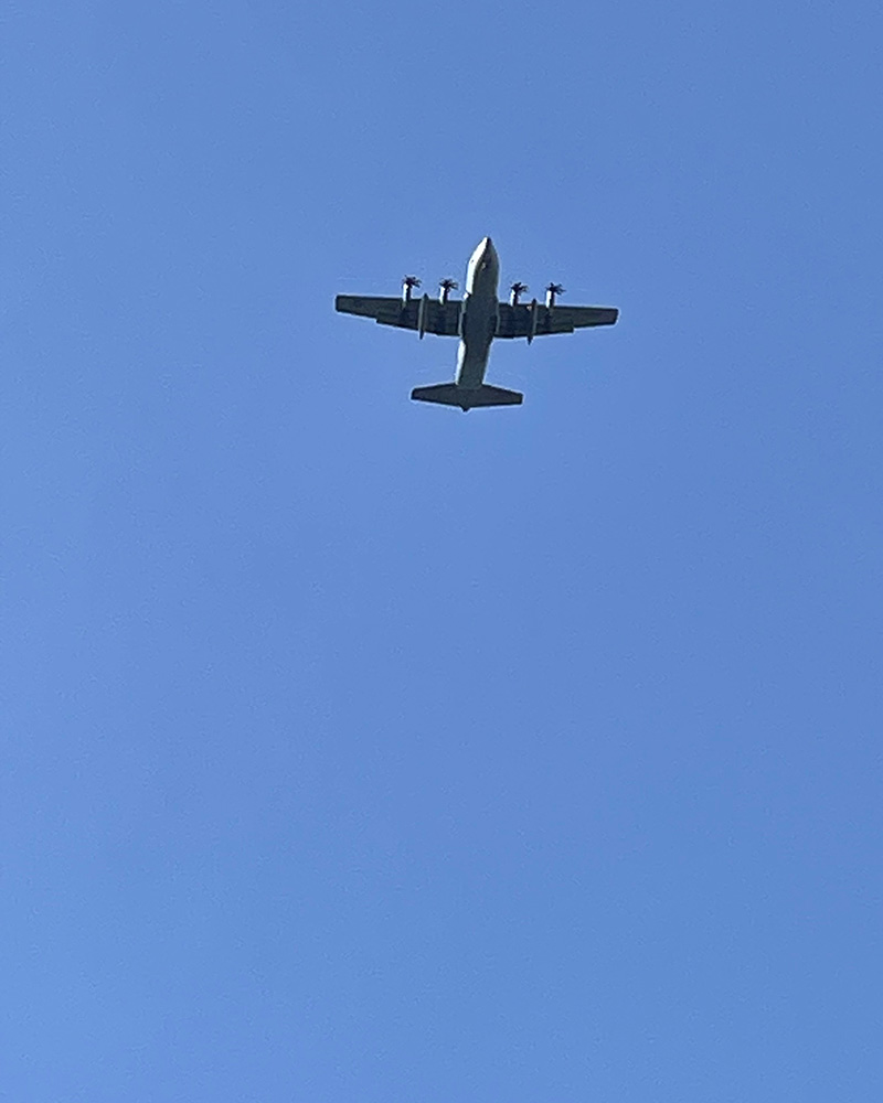 真上を飛ぶ飛行機が幻想的に見えた写真