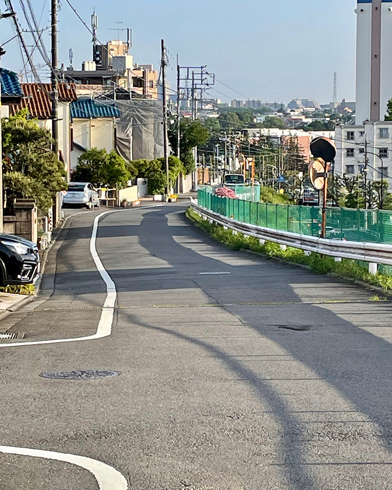 多摩丘陵から下っていく写真