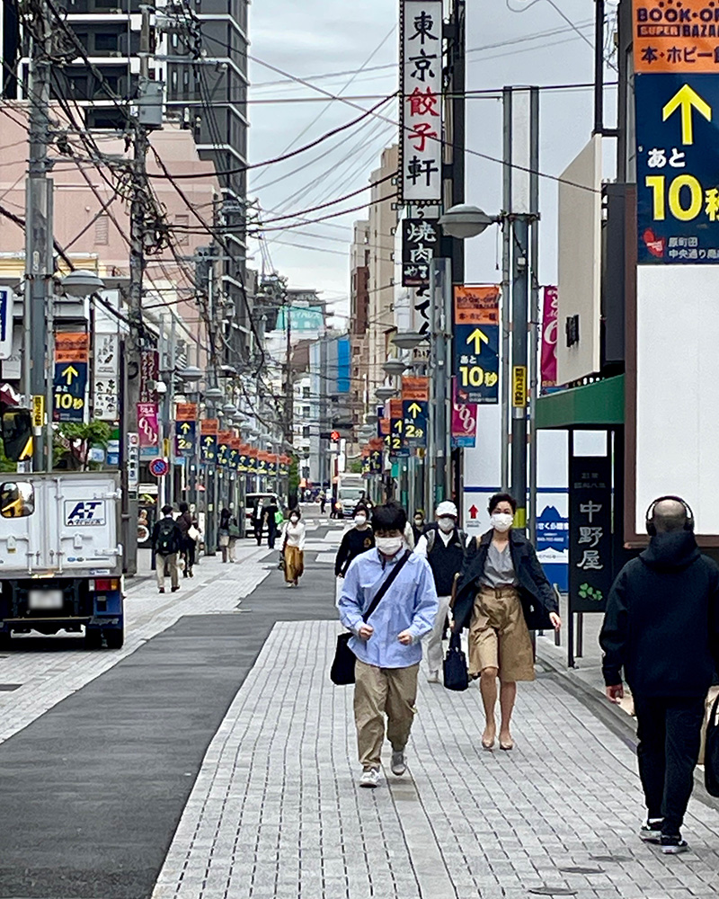 商店街を行く写真