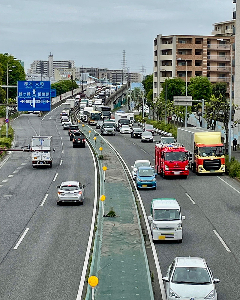 国道246号を消防車がスイスイと通っていく写真