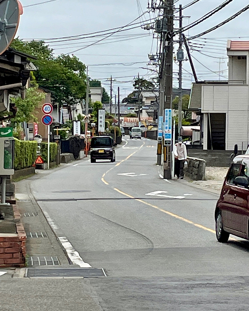 瀬谷柏尾道路を行く写真