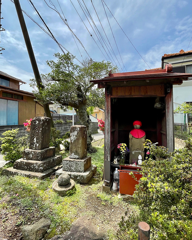 このお地蔵様は、養蚕業の発展を見守ってきたのだろう。の写真