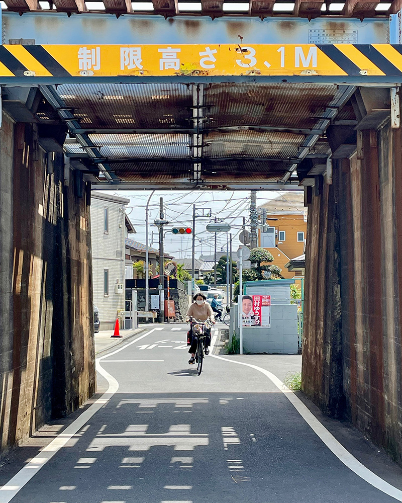 相鉄線をくぐる写真