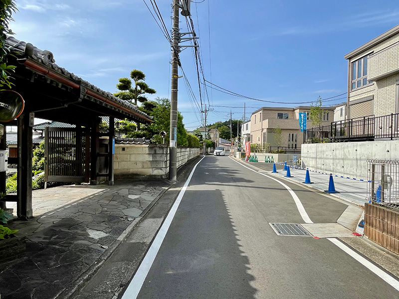 新築の家が建つと、セットバックで道が広がる写真