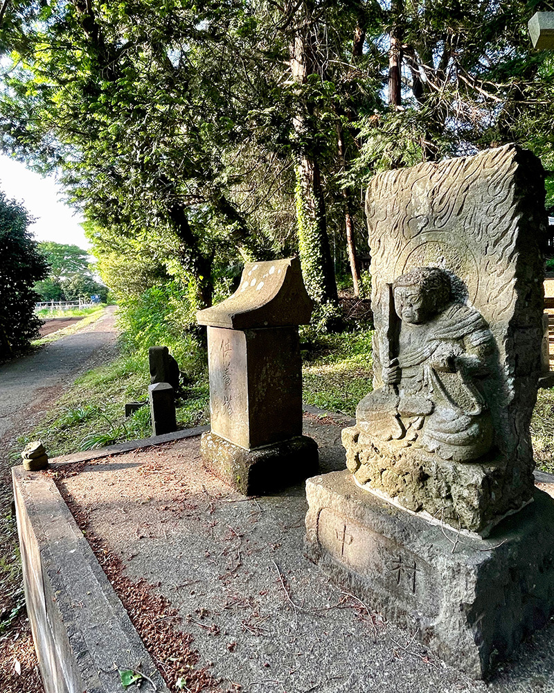 左馬神社の前の不動明王の写真