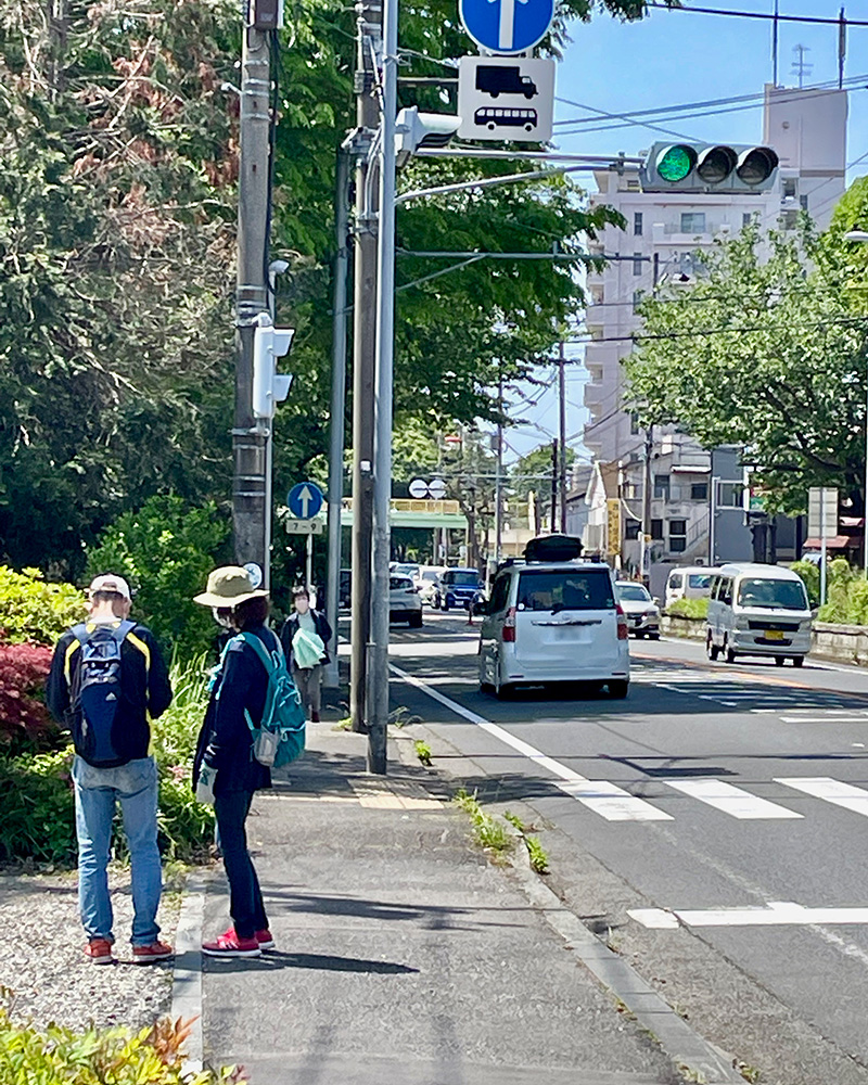 東海道を歩いていた男女の写真