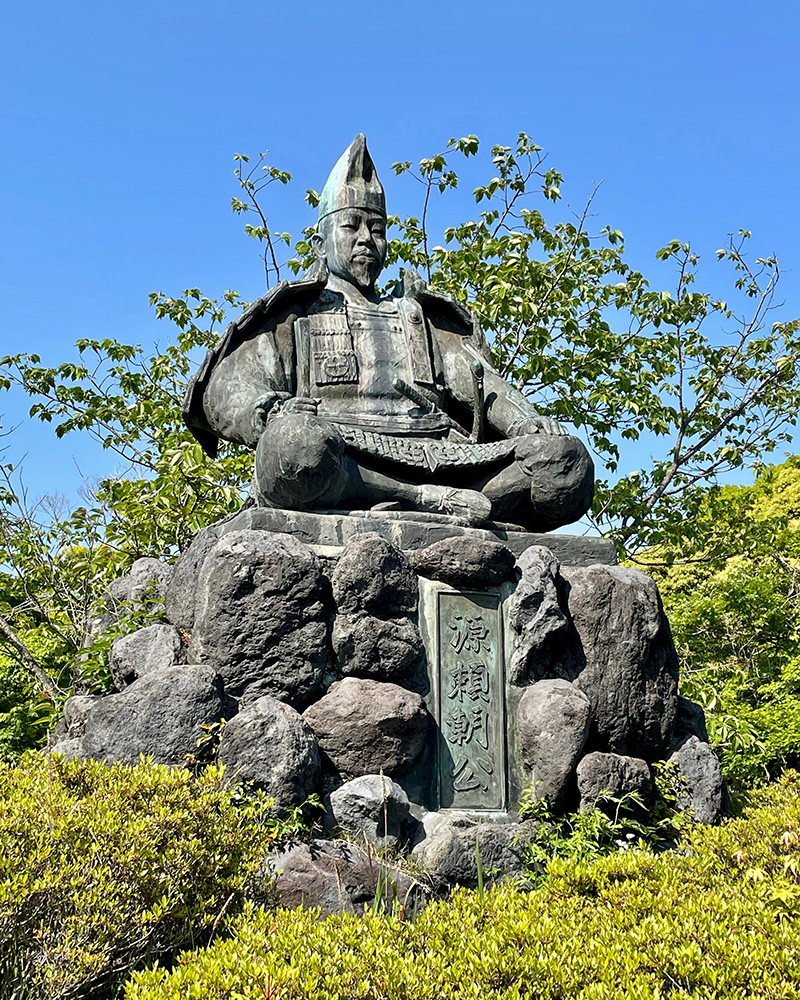 はるばるここまで参りましたよ、頼朝公の写真