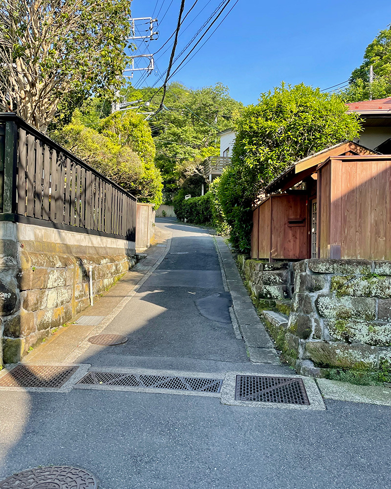 腹切やぐらへと向かう写真