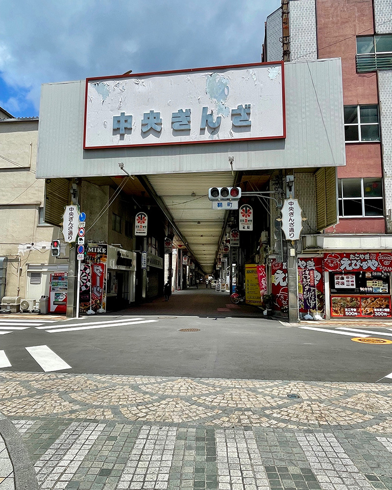 中央銀座のアーケードを歩く写真