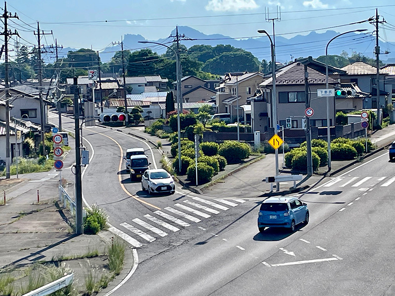 下野尻の歩道橋、中山道は左への写真