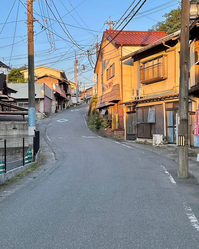 温泉記号のある場所へと向かう写真