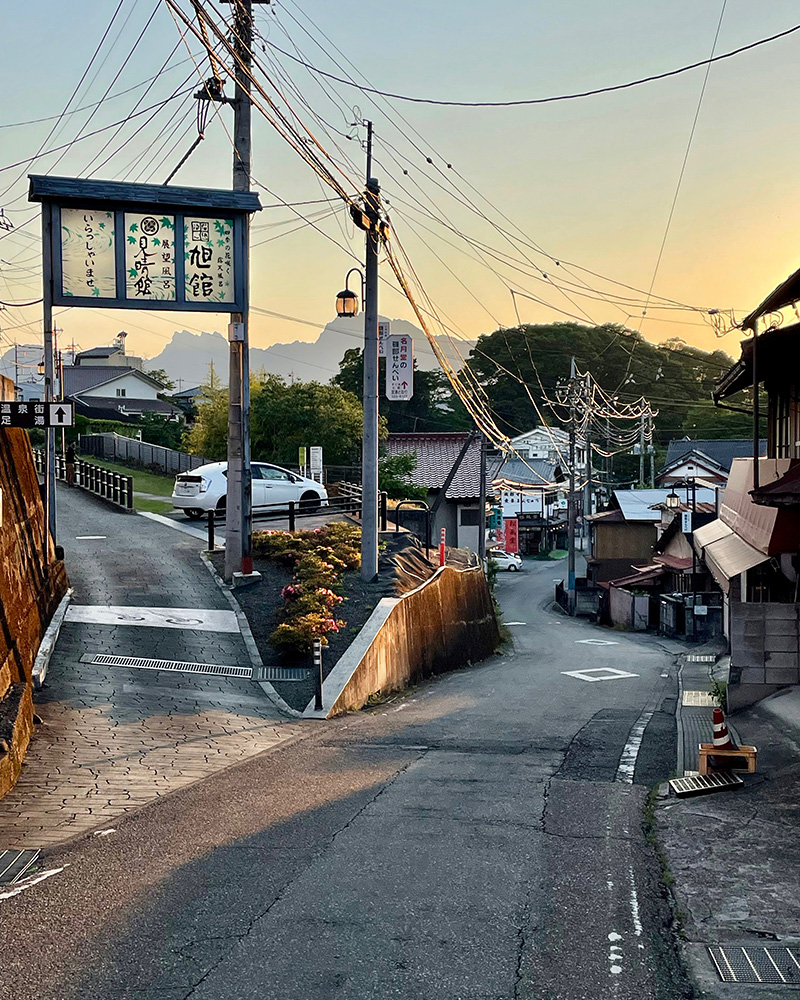 夕暮れの磯部温泉街の写真