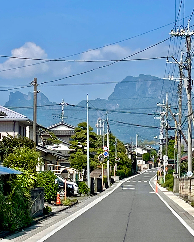 不思議な形をした妙義山の写真