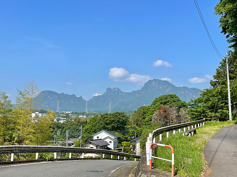 国道18号線と分かれ、坂道を下っていく写真