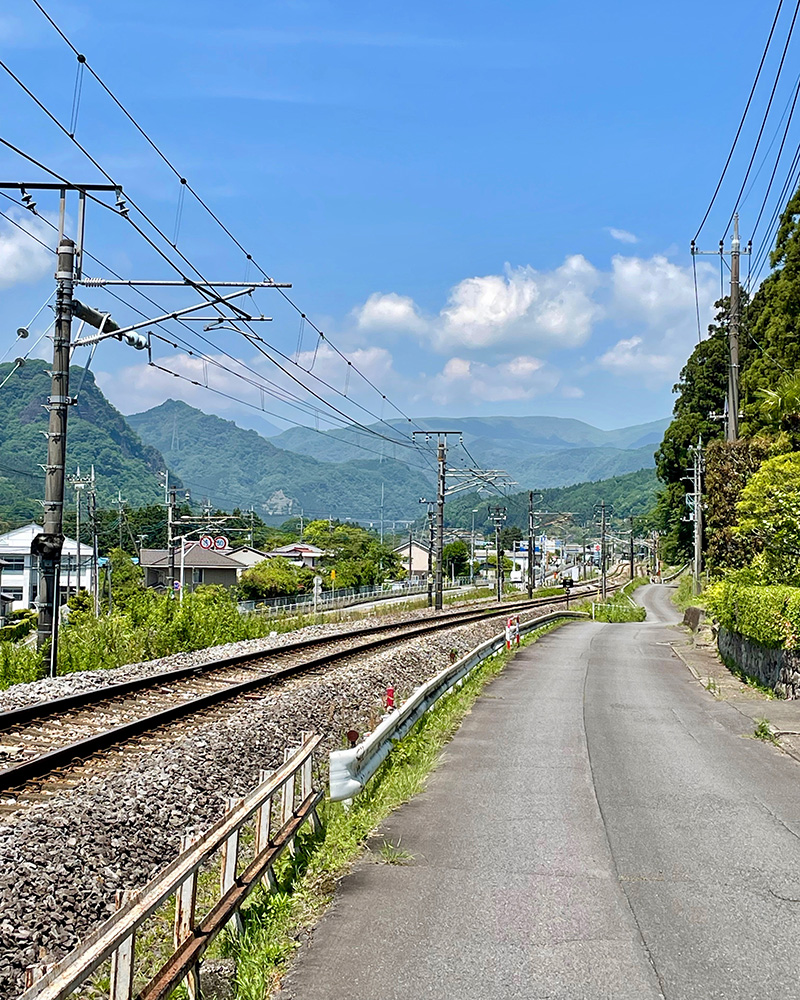 しばらく線路に沿って進む写真