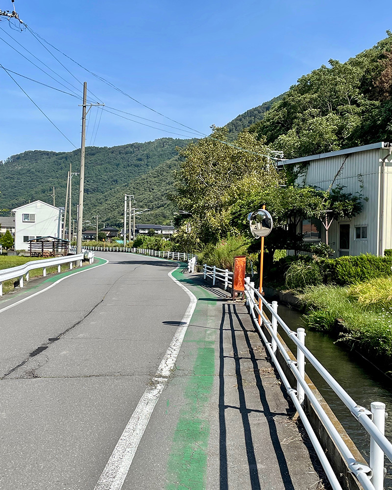 用水路わきを歩いていく写真