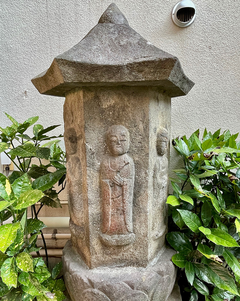 柔和なお顔のお地蔵様の写真