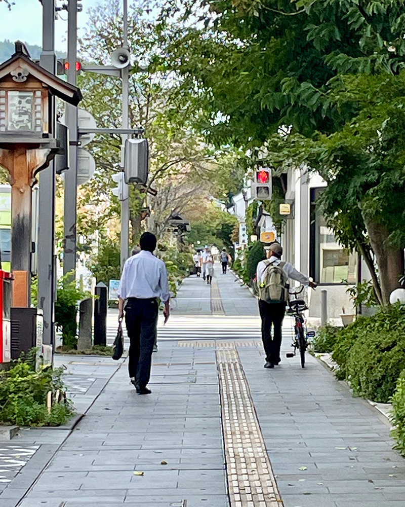 朝の善光寺参道の写真