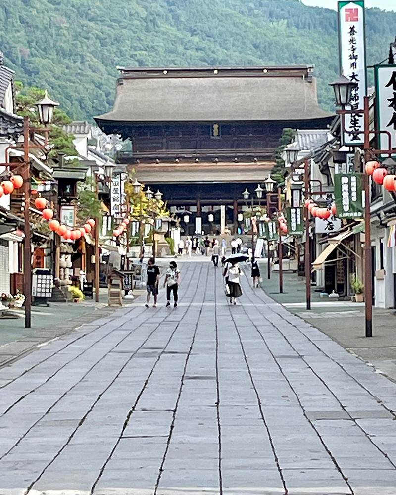 仲見世通り、早朝でシャッターが降りていた写真