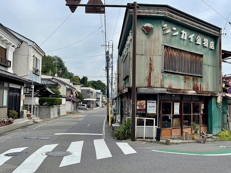シンカイ金物店の横から街道が続いていく写真
