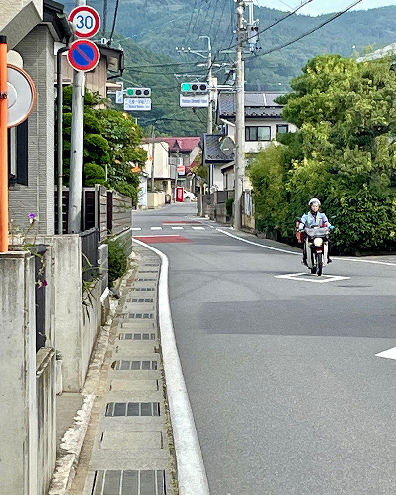 すれ違うのは郵便配達の人だけの写真