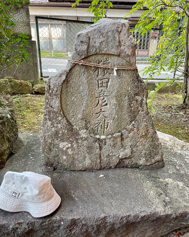 道と旅人の神様にお参りの写真