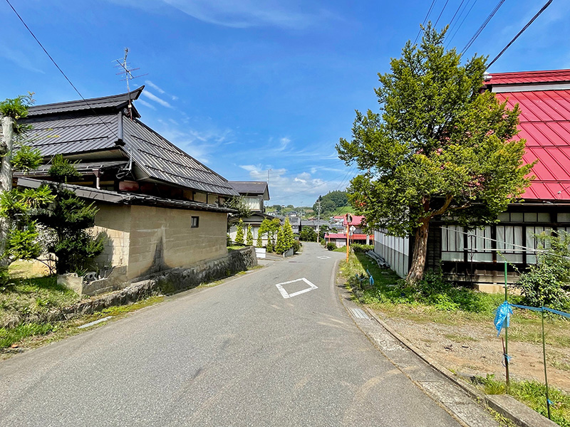 立派な屋根を持つ古民家の写真
