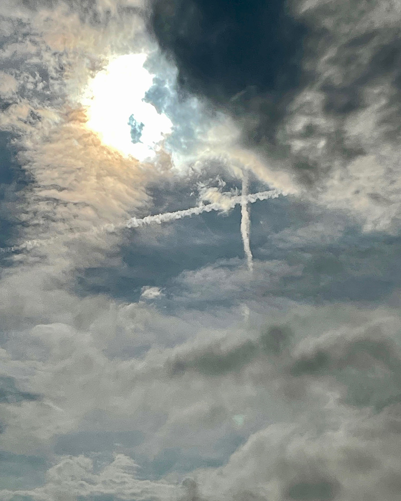空の交差点の写真
