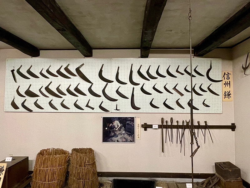 一茶記念館にあった信州鎌の展示の写真