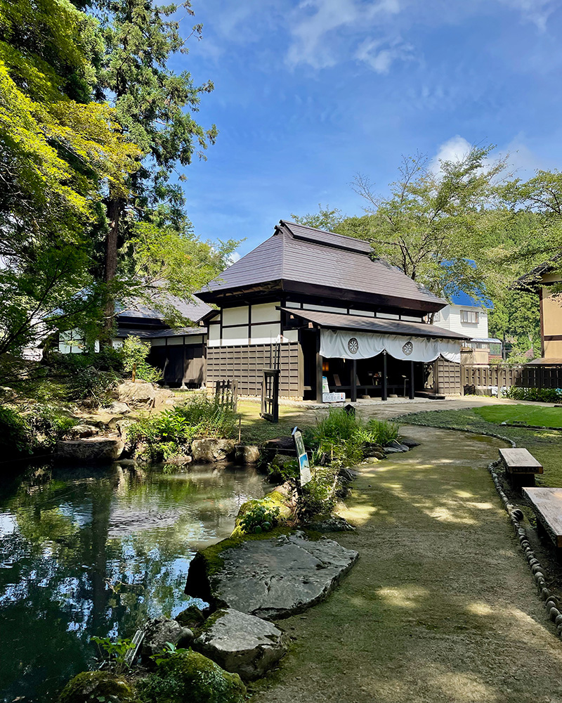 「道の歴史館」では関川の関所を再現の写真