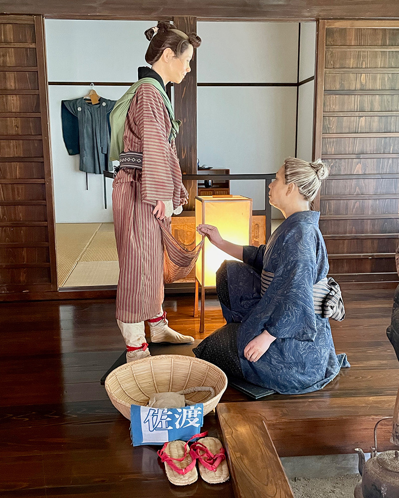 人見女による身体チェックの写真