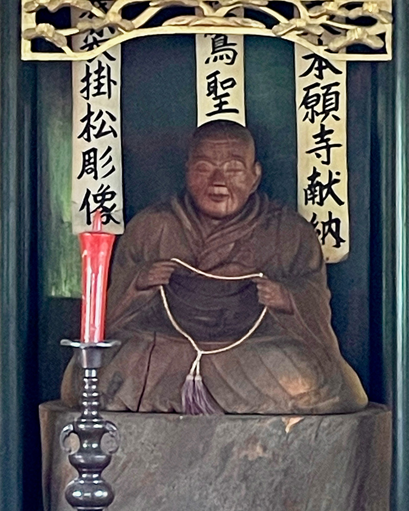 初代の松から彫られた親鸞像の写真