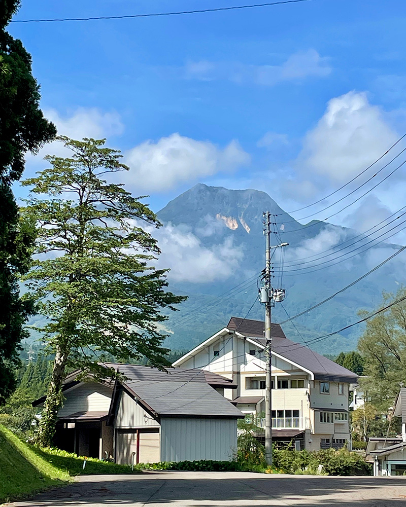 天神社から見た妙高山の写真