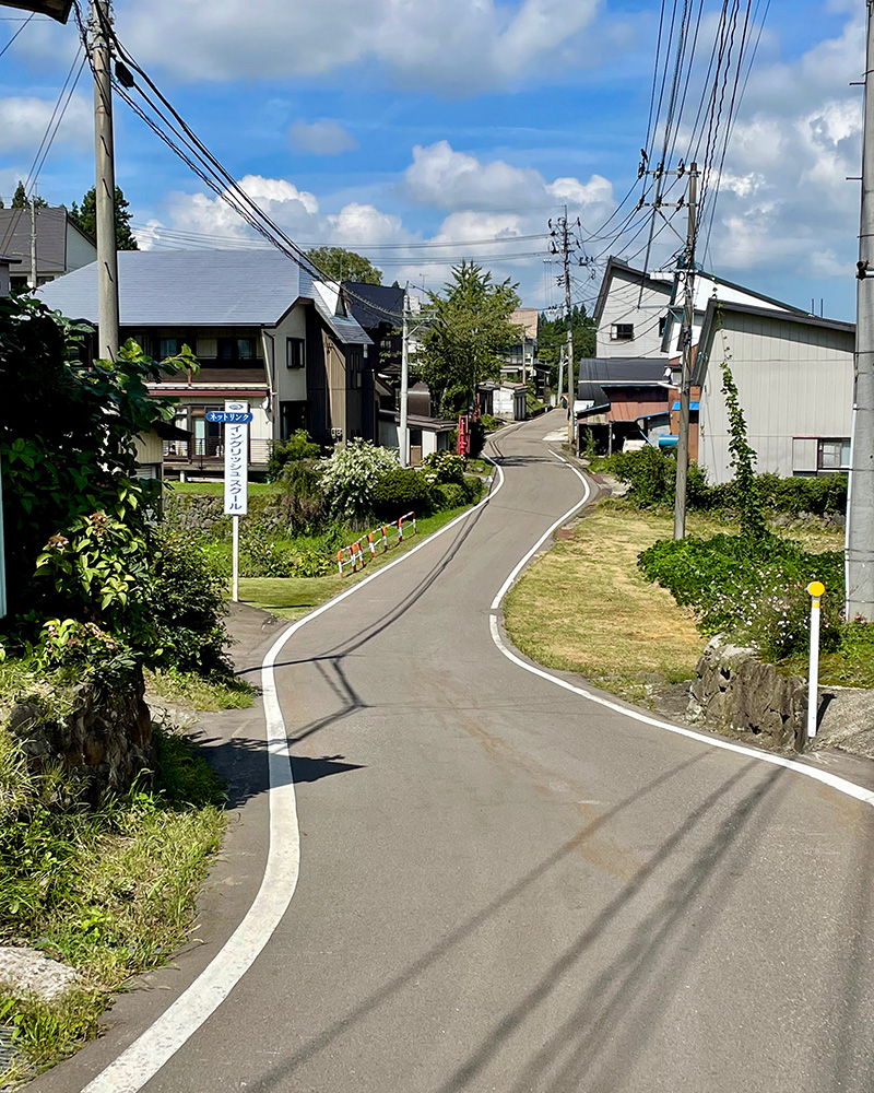 蛇行しながら下り道が続く写真