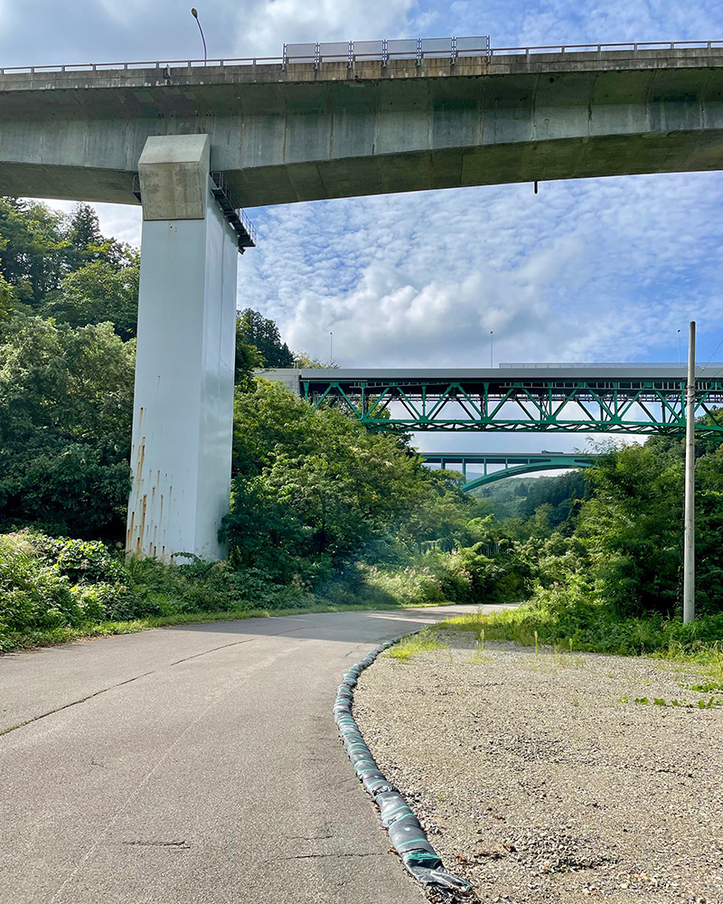 上を国道が通過する写真