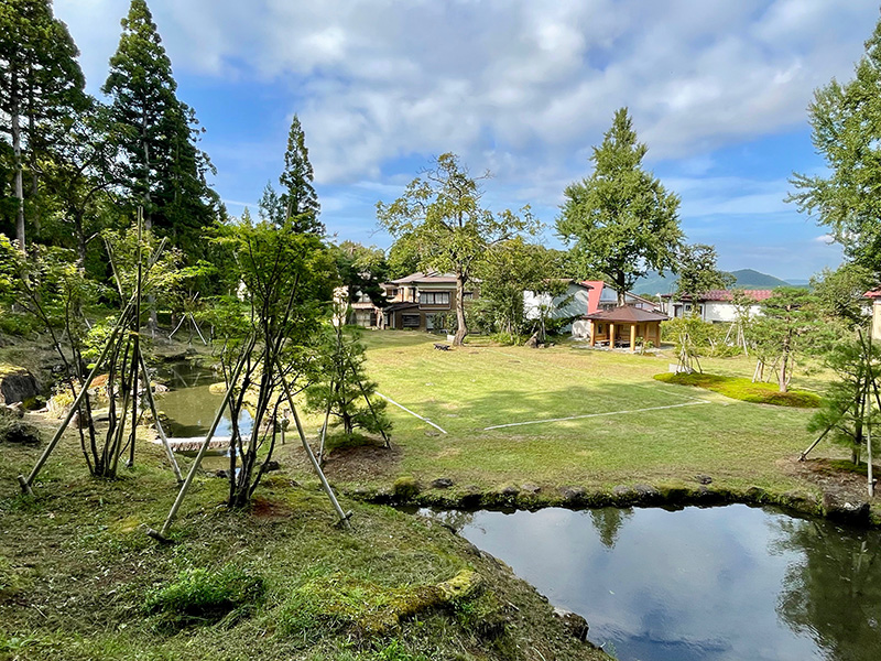 宝蔵院庭園跡、縁石が寺院の建っていた場所を示す写真