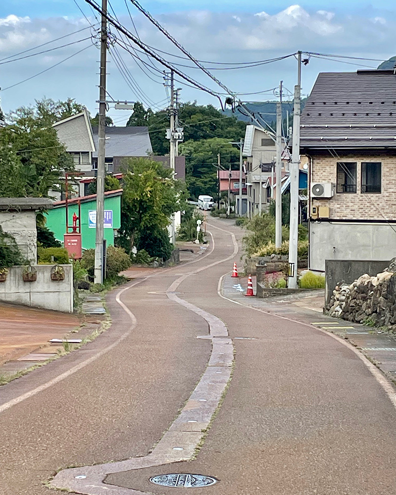 曲がりくねる北国街道の写真
