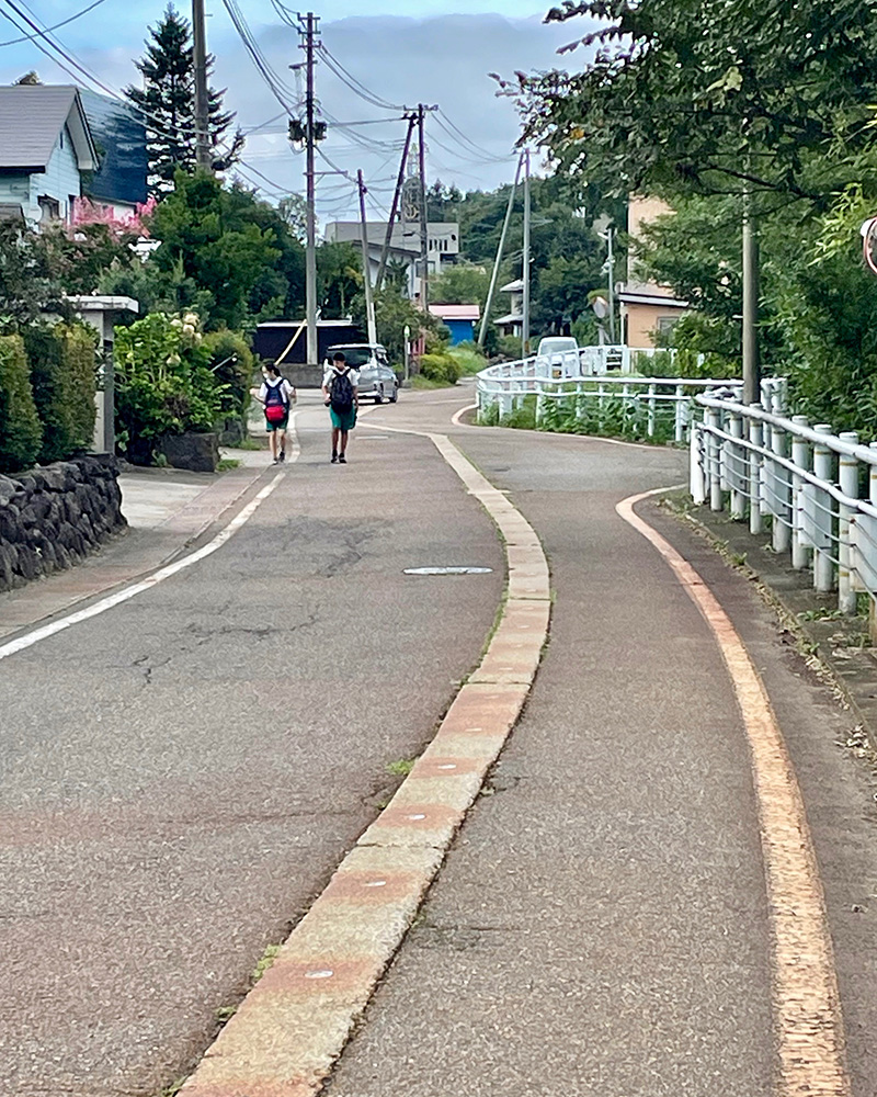 学校帰りの子どもたちの写真