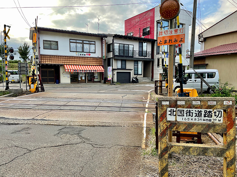 二本木駅の手前で踏切を渡る写真