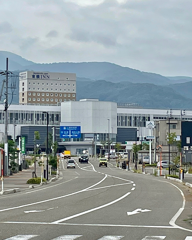 左手に上越妙高駅が見える写真