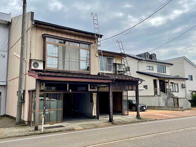屋根に雪下ろし用のはしご写真