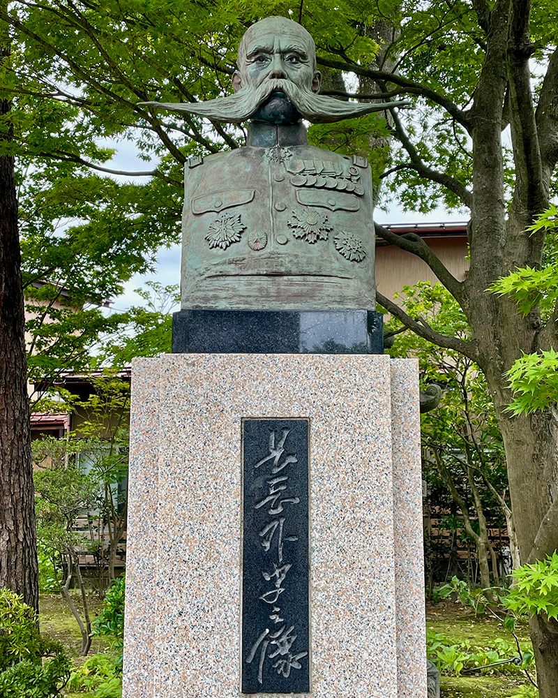最長で70cmもあったプロペラ髭の長岡外史中将の写真