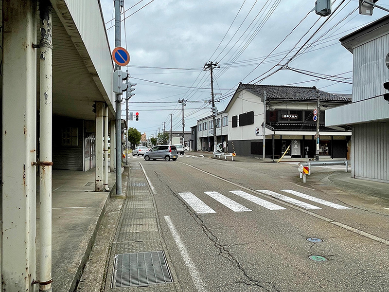 「本町7丁目」交差点、右は奥州道、左は加賀街道の写真