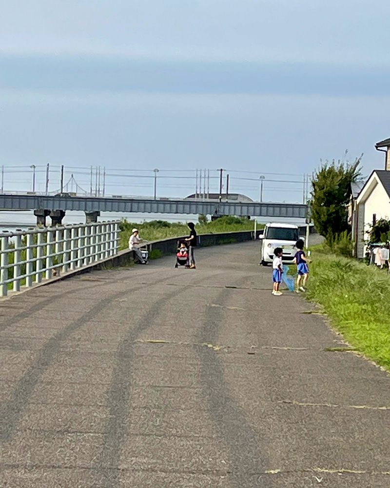 関川沿いを歩いていく写真