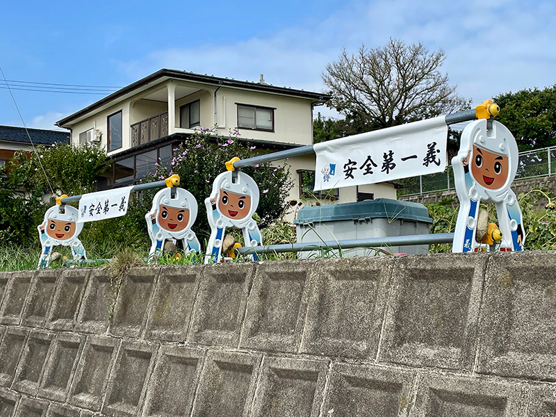「安全第一義」の単管バリケードの写真