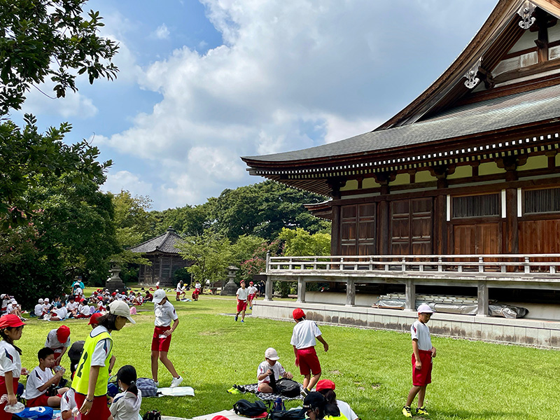 五智国分寺で遊ぶ小学生たちの写真