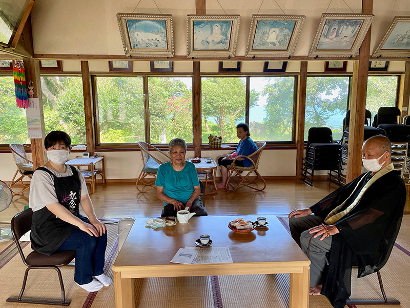 ご住職さんと近所の人々の写真